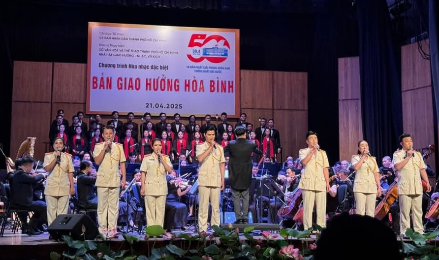Các nghệ sĩ trong lực lượng công an biểu diễn tại chương trình.