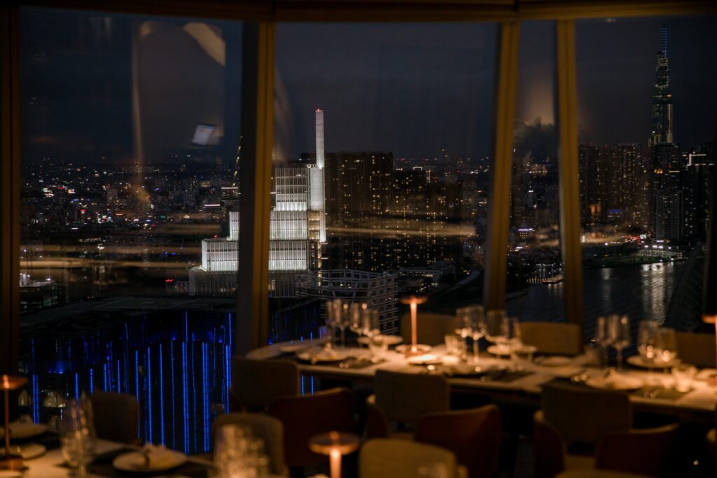 SENS - DINE & WINE (tầng 52, Bitexco Financial Tower) là nhà hàng phong cách Âu với không gian sang trọng, view thành phố và ngắm pháo hoa từ trên cao. Thực đơn đa dạng với các món Âu cao cấp. Chi phí cho một bữa tại đây từ 800.000 đồng/người.