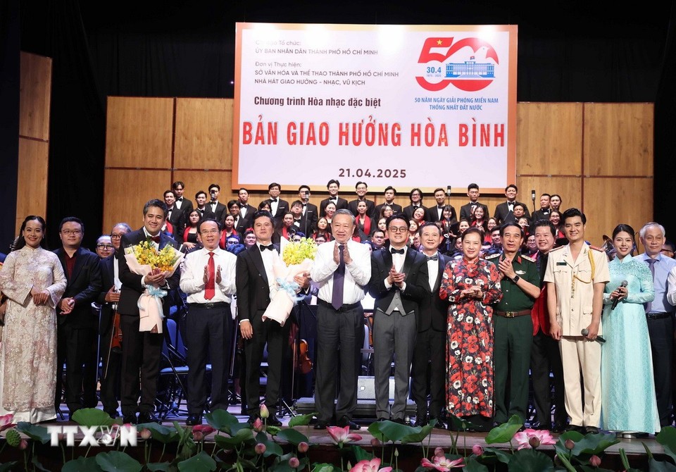 Lãnh đạo chúc mừng các nghệ sĩ hoàn thành đêm nhạc - Ảnh: TTXVN