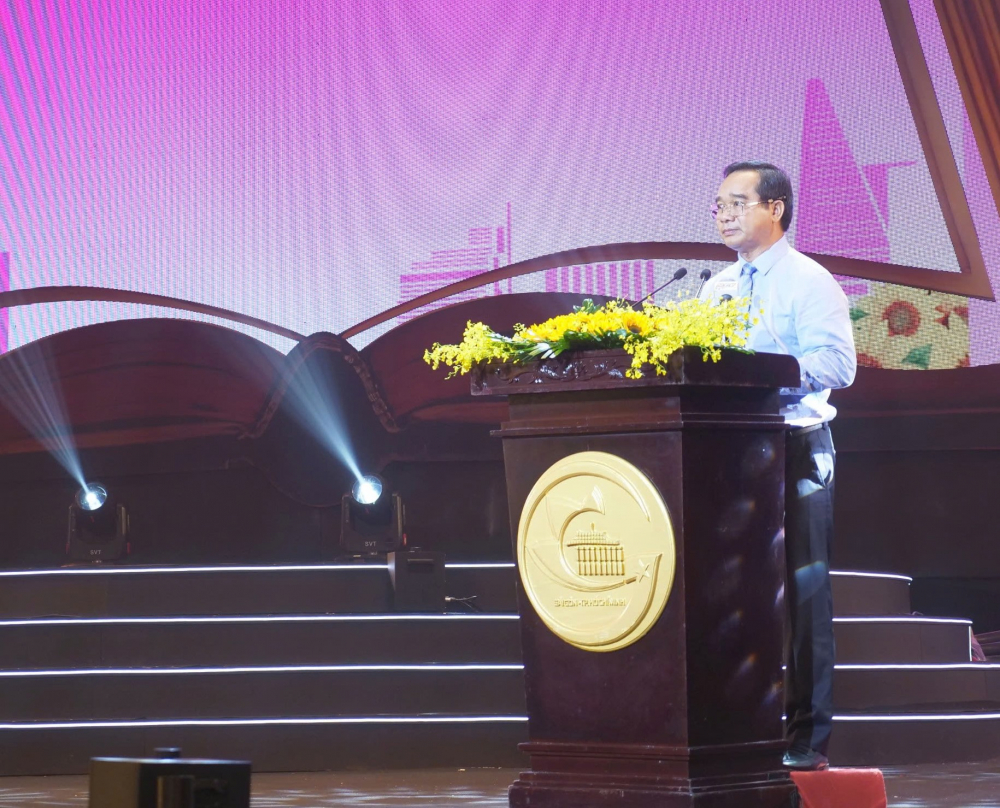 Chủ tịch UBND TPHCM Nguyễn Văn Được phát biểu tôn vinh các cá nhân tiêu biểu - Ảnh: Trang Nguyễn