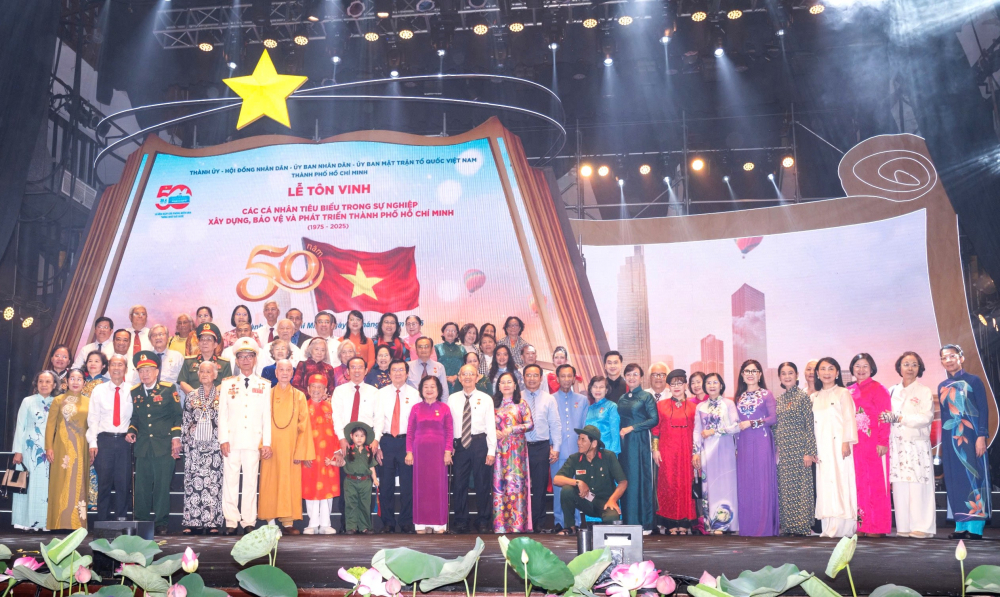 Lễ tôn vinh các cá nhân tiêu biểu trong sự nghiệp xây dựng, bảo vệ và phát triển TPHCM (1975 - 2025) - Ảnh: Trang Nguyễn 