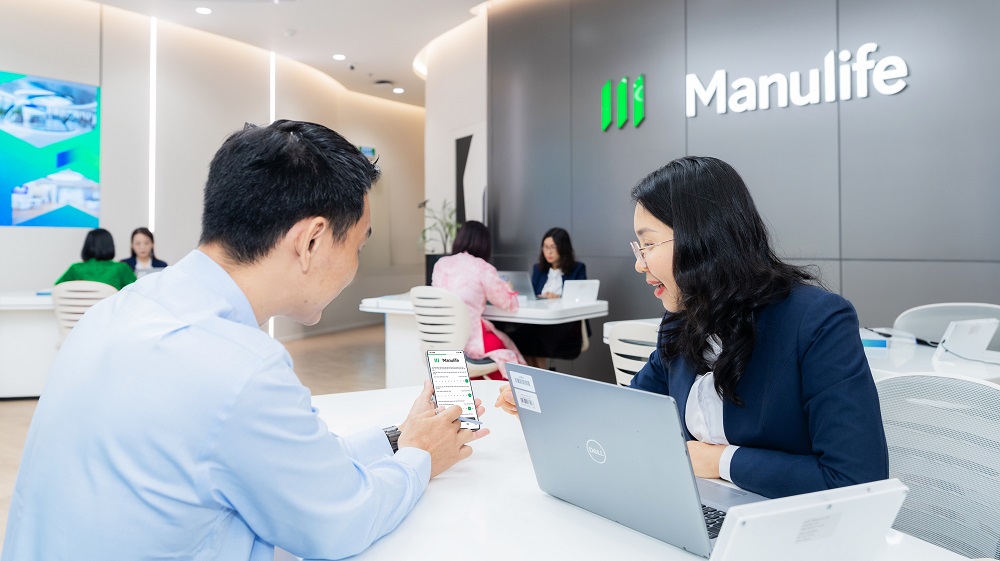 Khách hàng đánh giá trải nghiệm dịch vụ sau khi giao dịch - Ảnh: Manulife Việt Nam
