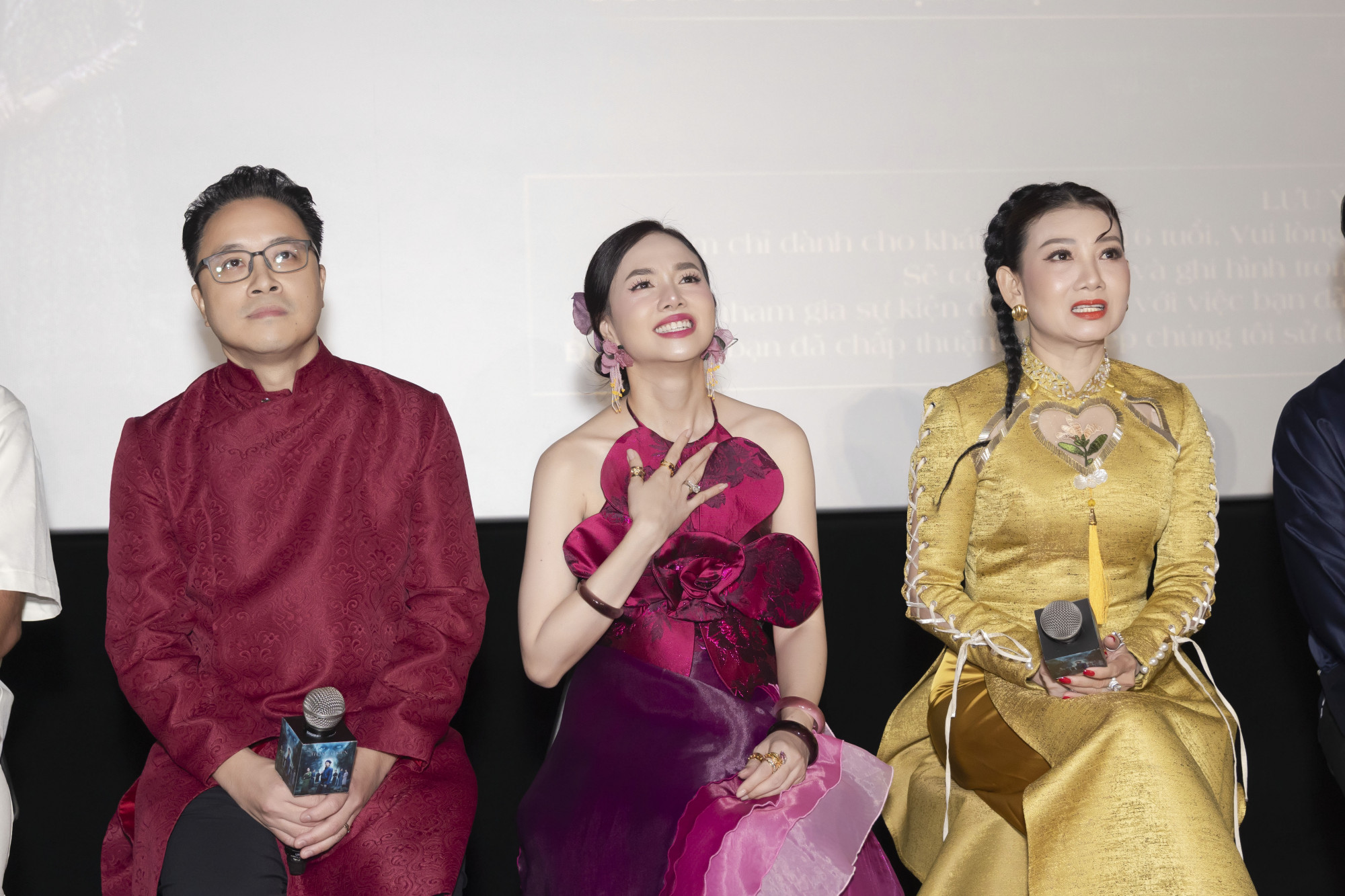 NSND Mỹ Uyên (phải) bên cạnh vợ chồng đạo diễn Victor Vũ và Đinh Ngọc Diệp