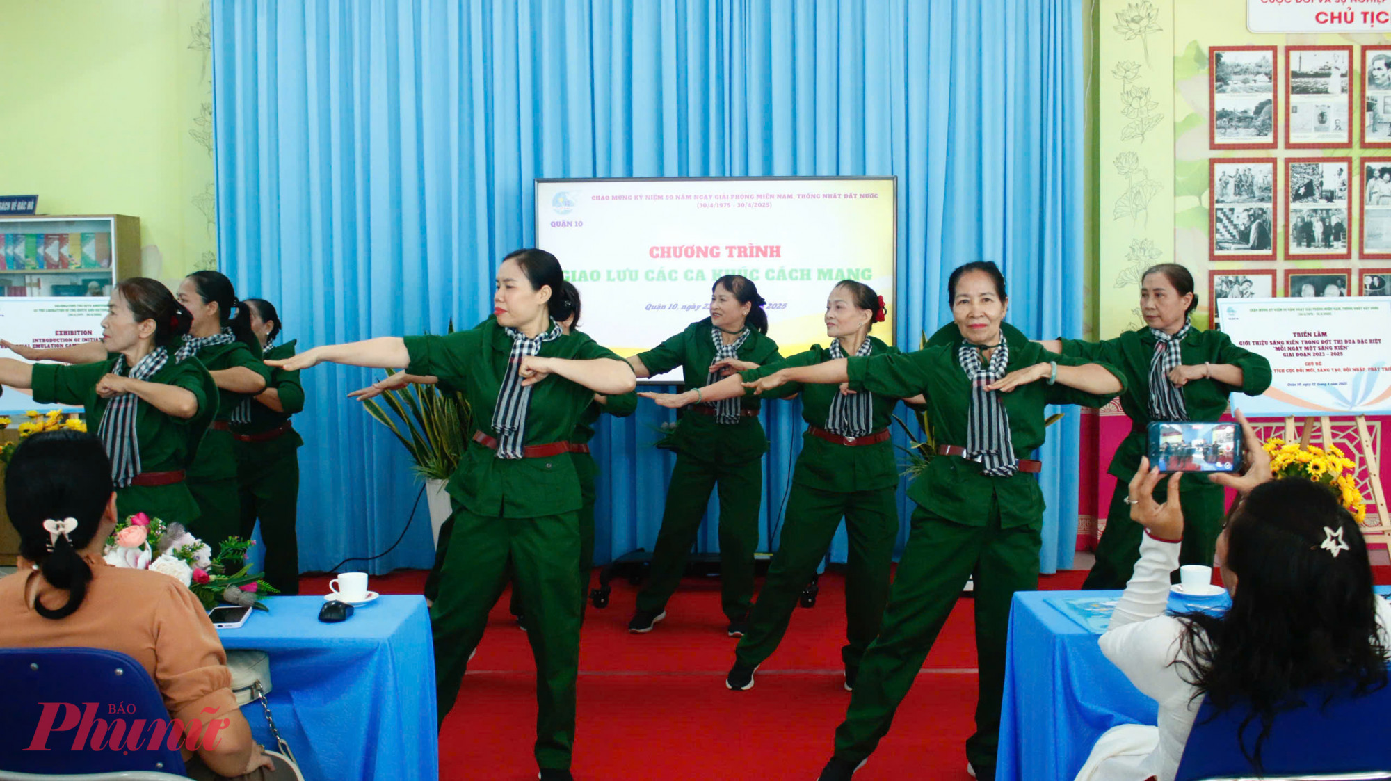  CLB Dân vũ phường 15 trình diễn múa dân vũ trên nền nhạc ca khúc “Tiến về Sài Gòn”