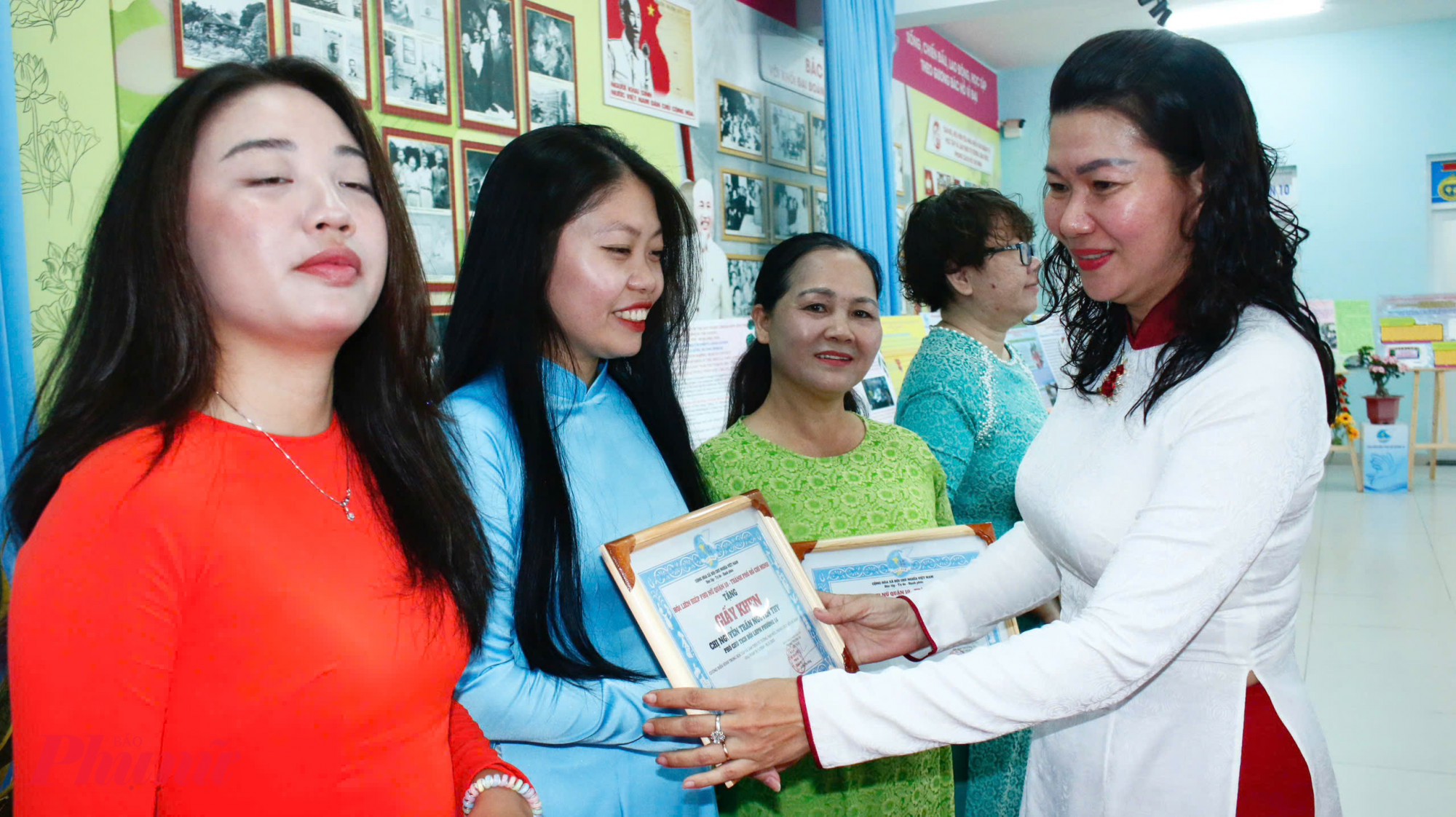Bà Lê Thị Thu Hồng - Chủ tịch Hội LHPN quận 10 trao giấy khen tuyên dương 13 gương điển hình học tập và làm theo tư tưởng, đạo đức, phong cách Hồ Chí Minh giai đoạn 19/5/2024 - 19/5/2025