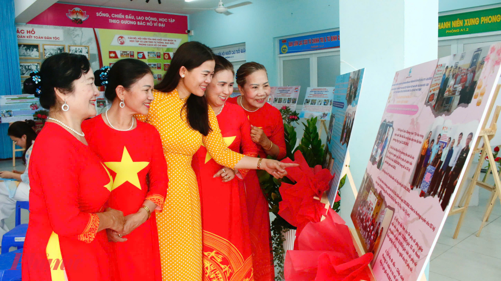 Cán bộ, hội viên phụ nữ tham quan triển lãm song ngữ 
