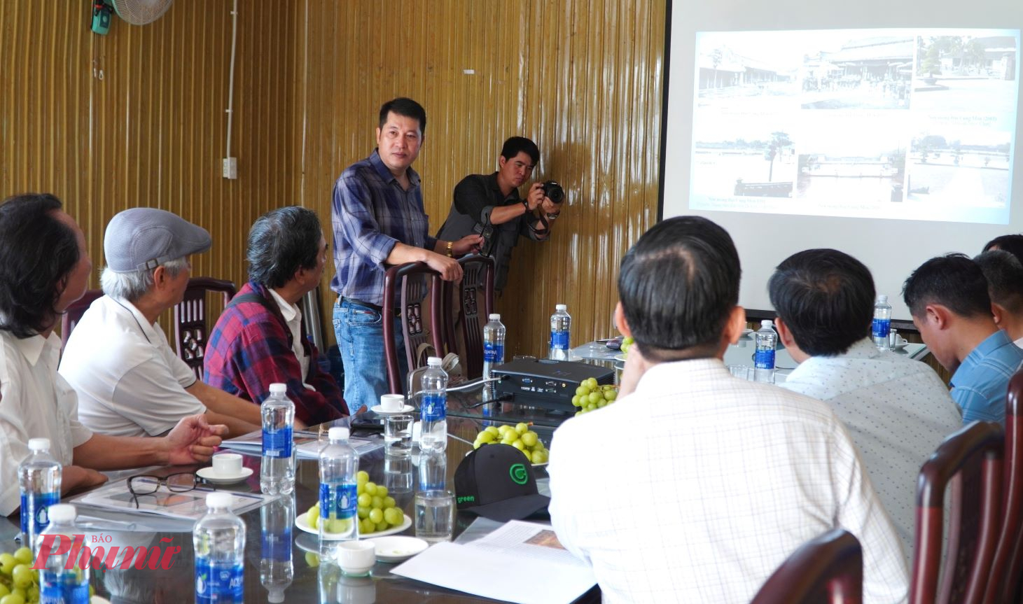 Các thành viên khai quật khảo cổ tham gia báo cáo kết quả sơ bộ của đợt khai quật khảo cổ tại di tích Đại Cung Môn