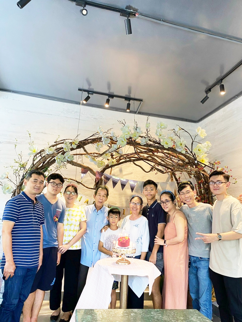 Trong mưa bom, hoa tình yêu vẫn nở - Bài 5: Không lãng mạn nhưng trọn nghĩa, vẹn tình Ông Quang Xuân và các con, cháu trong gia đình mừng sinh nhật thứ 78 của bà Dân Sáng - Ảnh do nhân vật cung cấp (chụp năm 2024)