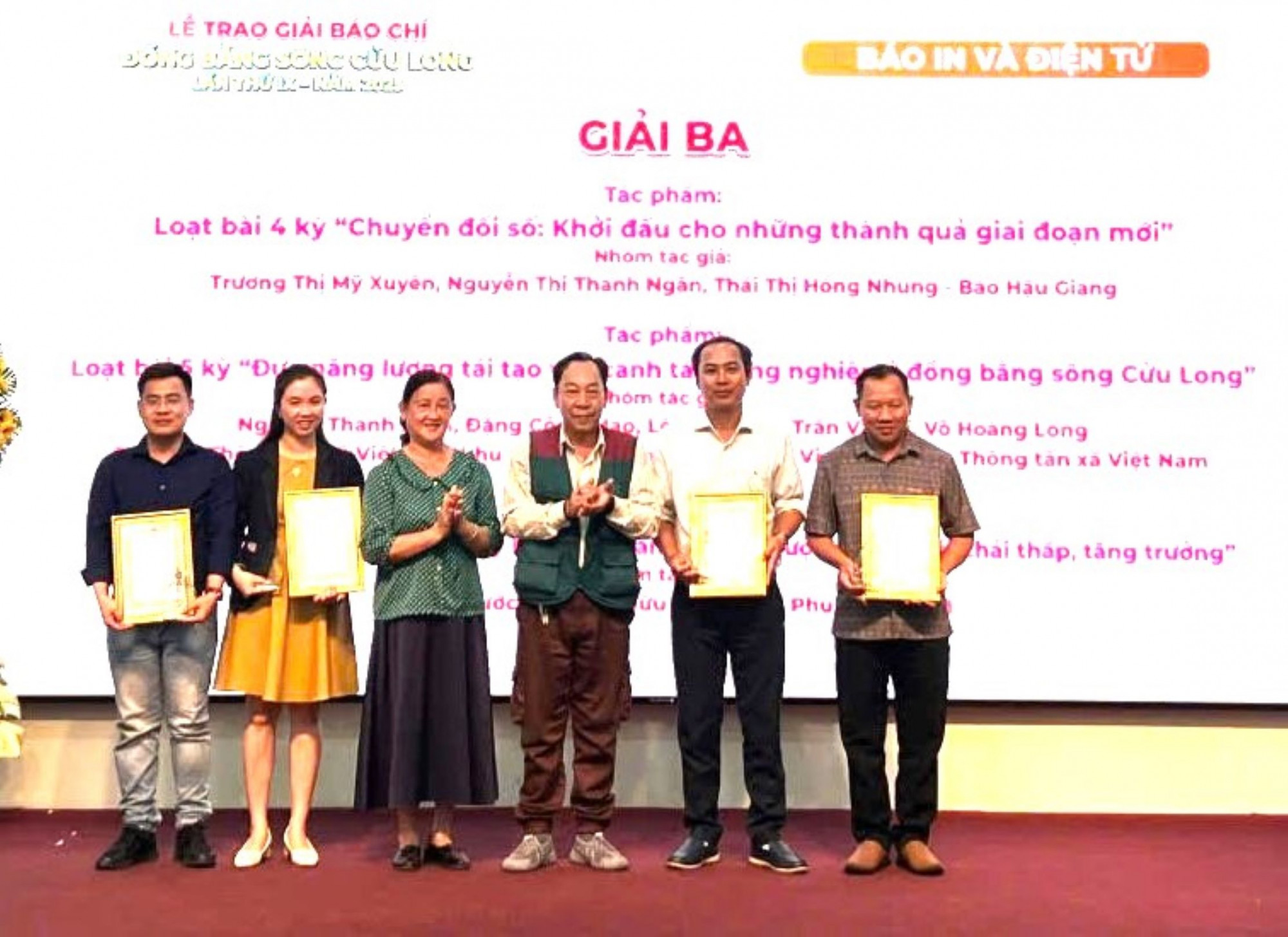 Nhà báo Huỳnh Lợi - Báo Phụ Nữ TPHCM (bìa phải) được trao giải ba thể loại báo in với chuyên đề 3 kỳ “Nông dân miền Tây hào hứng làm lúa chất lượng cao, phát thải thấp, tăng trưởng xanh”… Ảnh: Huỳnh Trọng