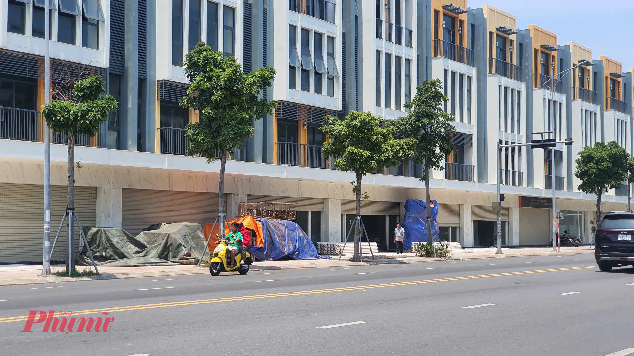 Cạnh đó, ở góc ngã tư, là dãy shophouse ở đường Quảng Nam cũng trong tình trạng cửa đóng then cài nhiều năm nay.
