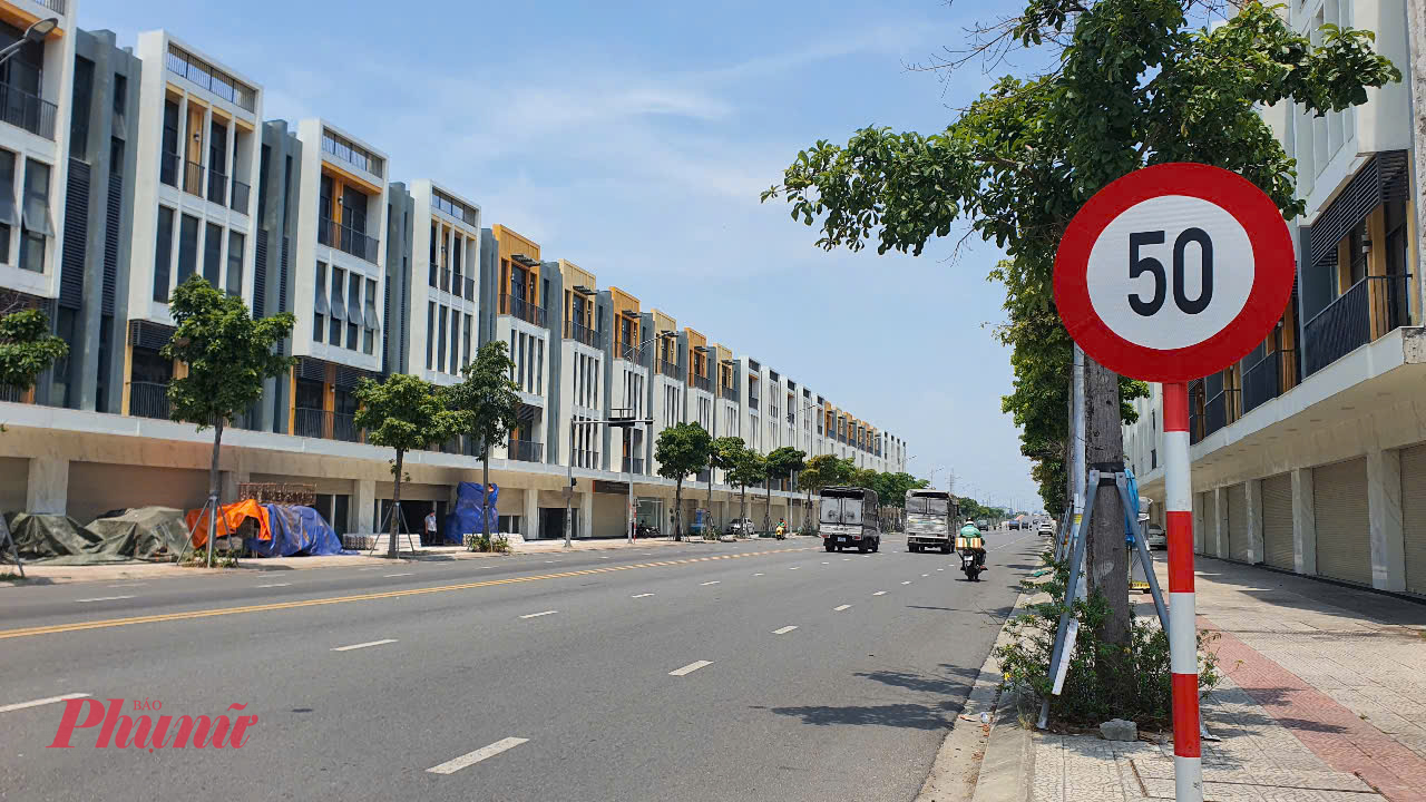 Dãy shopehouse này theo quy hoạch có 3 dãy 6 block bám mặt đường Quảng Nam. Tuy nhiên đến nay chủ đầu tư mới chỉ xây dựng 2 block với 52 căn.