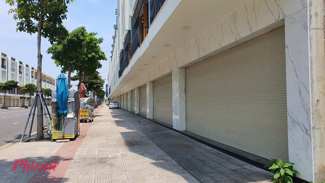 Dù được quảng cáo nằm ở vị trí đặc địa nhưng thực tế tại đây lại hoàn toàn ế ẩm, các căn đóng cửa nhiều năm nay.