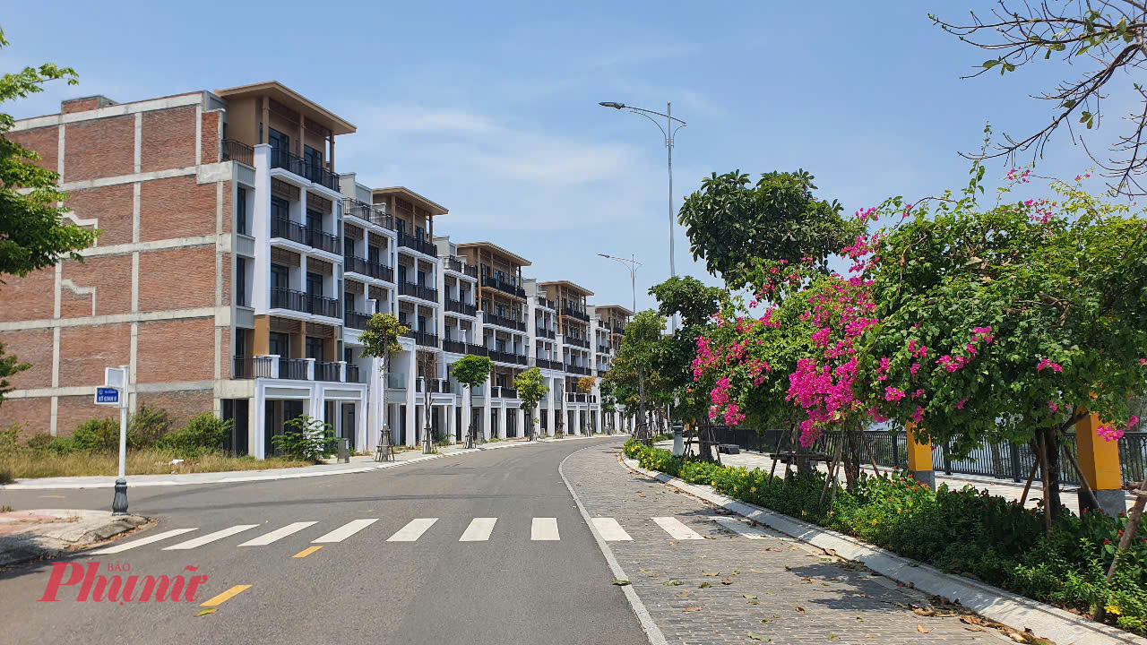 Đi qua đó mấy con đường, dãy shophouse nằm ở bờ sôgn Bờ Quan, đối diện với dự án triệu đô được quảng bá là đảo kim cương cuối cùng của Đà Nẵng cũng đang trong tình trạng…nuôi dương xỉ.
