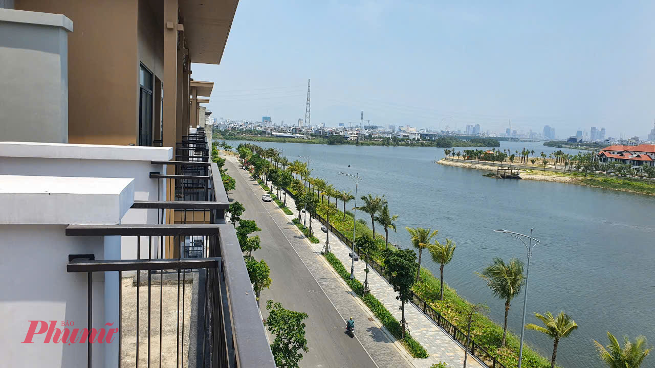 Dãy shophouse này có chiều cao xây dựng 5 tầng, nằm mặt tiền sông Bờ Quan, đối diện với dự án biệt thự đảo Đồng Nò.