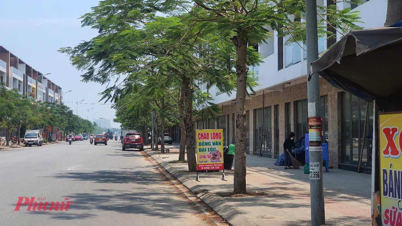 Lác đác có vài căn shophouse đã được dùng làm nơi ở, kinh doanh, còn lại người dân tận dụng mặt tiền bán cháo lòng, đồ ăn.