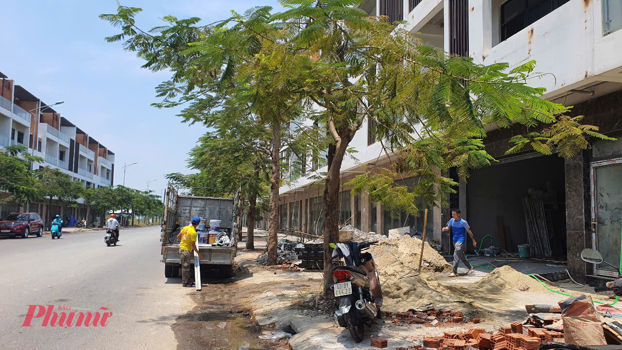 Những năm trước, các căn shophouse ở đây được rao bán khoảng 14 tỉ/căn, căn góc khoảng 33 tỉ.