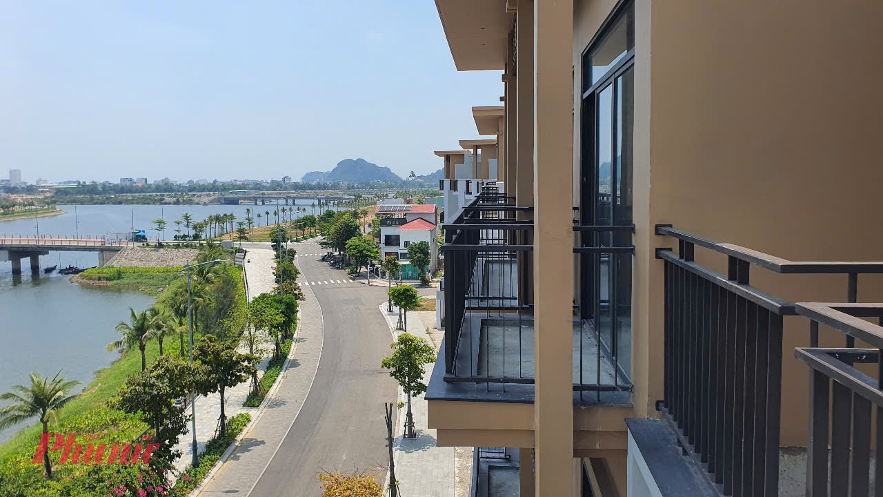 Nằm ở khu đô thị sinh thái Đồng Nò, được giới cò đất quảng bá là Nam Hoà Xuân, nhiều dãy shophouse đã được đầu tư xây dựng từ nhiều năm nay ở đường Minh Mạng, Quảng Nam, ven bờ sông Bờ Quan.