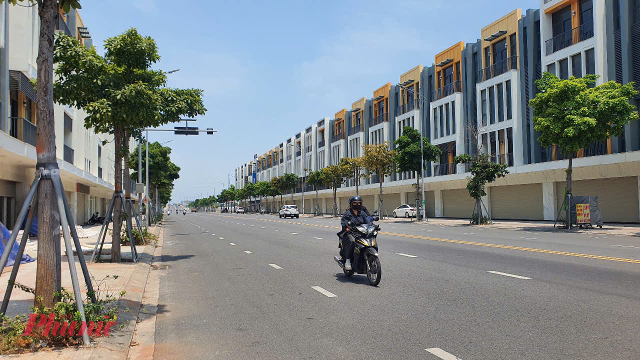 Sau đợt dịch, nhằm kích thích sóng giá đất, hàng loạt sàn bất động sản về đây mở cửa rầm rộ nhưng rồi một thời gian thì mất hút.