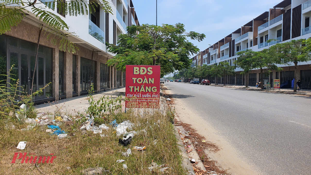 Ghi nhận tại dãy shophouse trên đường Minh Mạng, nằm trên trục chính thông ra biển Mỹ Khê vài km nhưng phần lớn vẫn đóng cửa im ỉm.