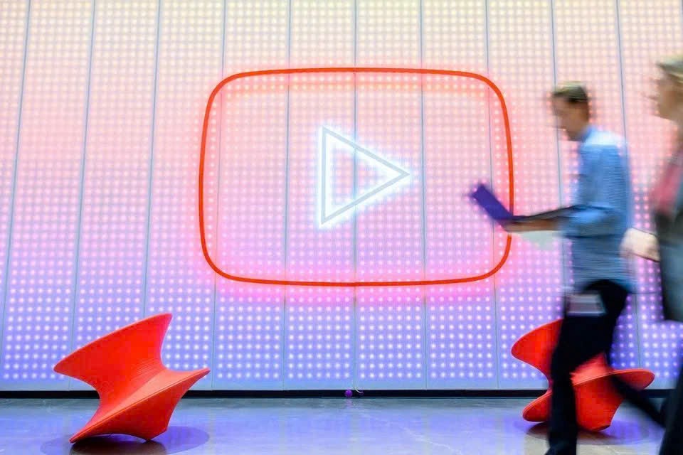 YouTube cho biết đã có hơn 20 tỷ video được rải lên nền tảng trong 20 năm qua - Ảnh: AFP