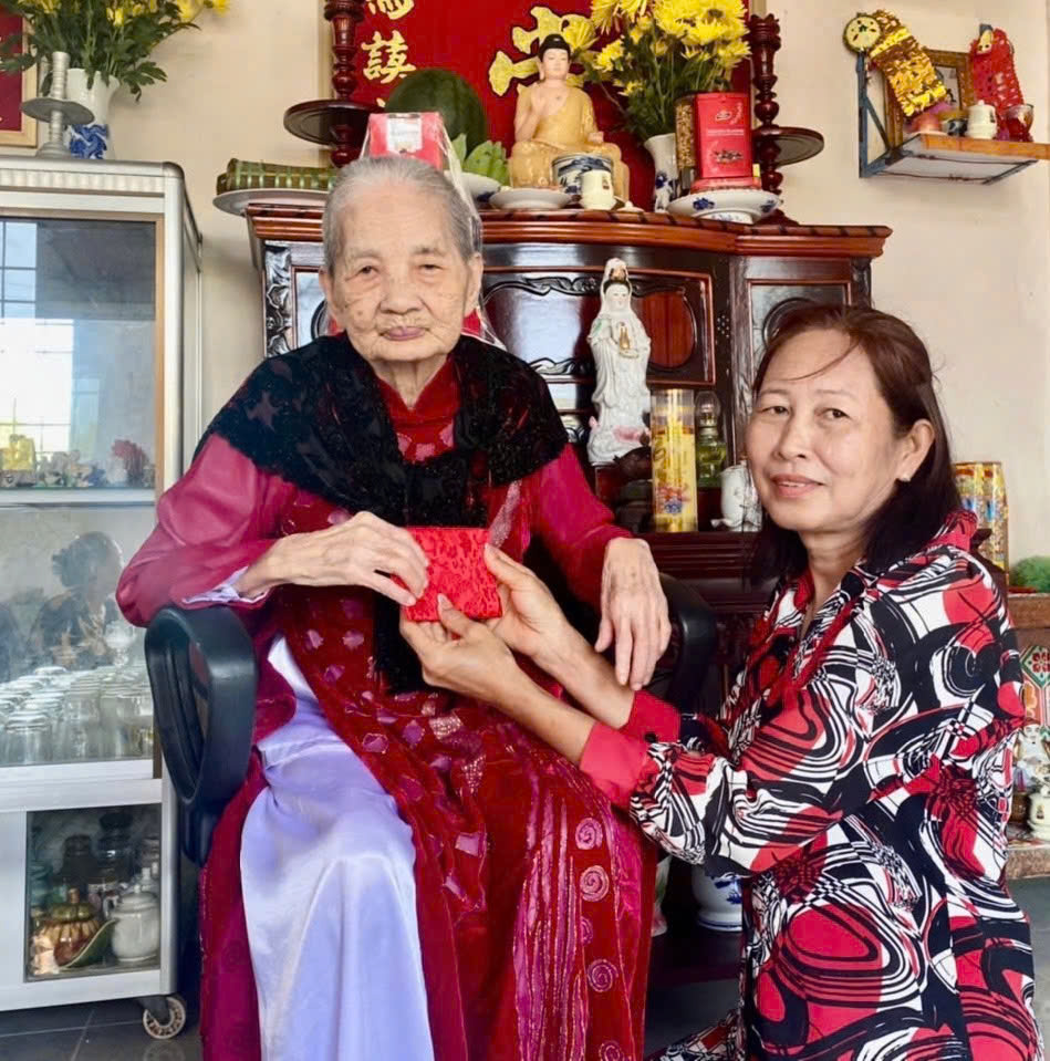 93 tuổi, ngoại vẫn minh mẫn. Mỗi dịp 30/4, ngoại nhắc dì Út nấu mâm cơm cúng chiến sĩ, nhớ ơn những người đã ngã xuống vì hòa bình… Ảnh: CMT