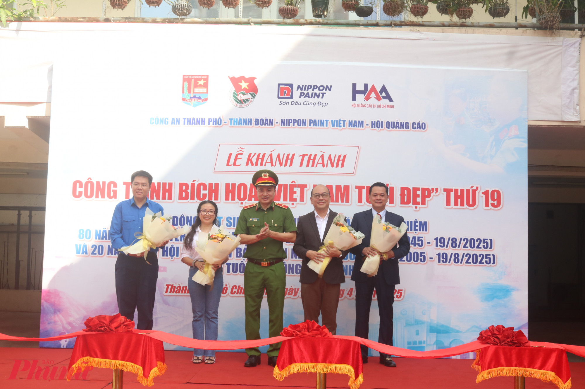 Thiếu tướng Mai Hoàng – Phó giám đốc Công an TPHCM – tặng hoa cảm ơn các đơn vị đồng hành, phối hợp thực hiện công trình. 