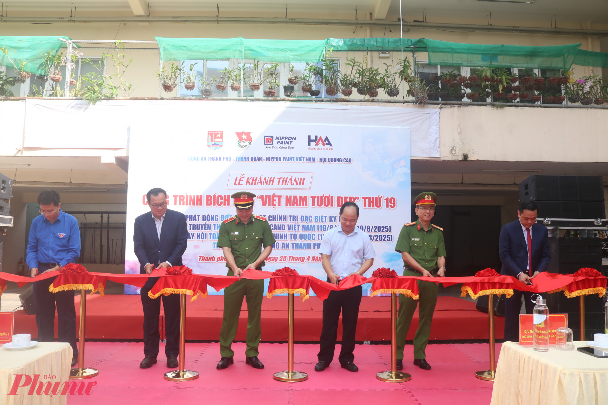 Đại biểu cắt băng khánh thành công trình bích hoạ “Việt Nam tươi đẹp” thứ 19.