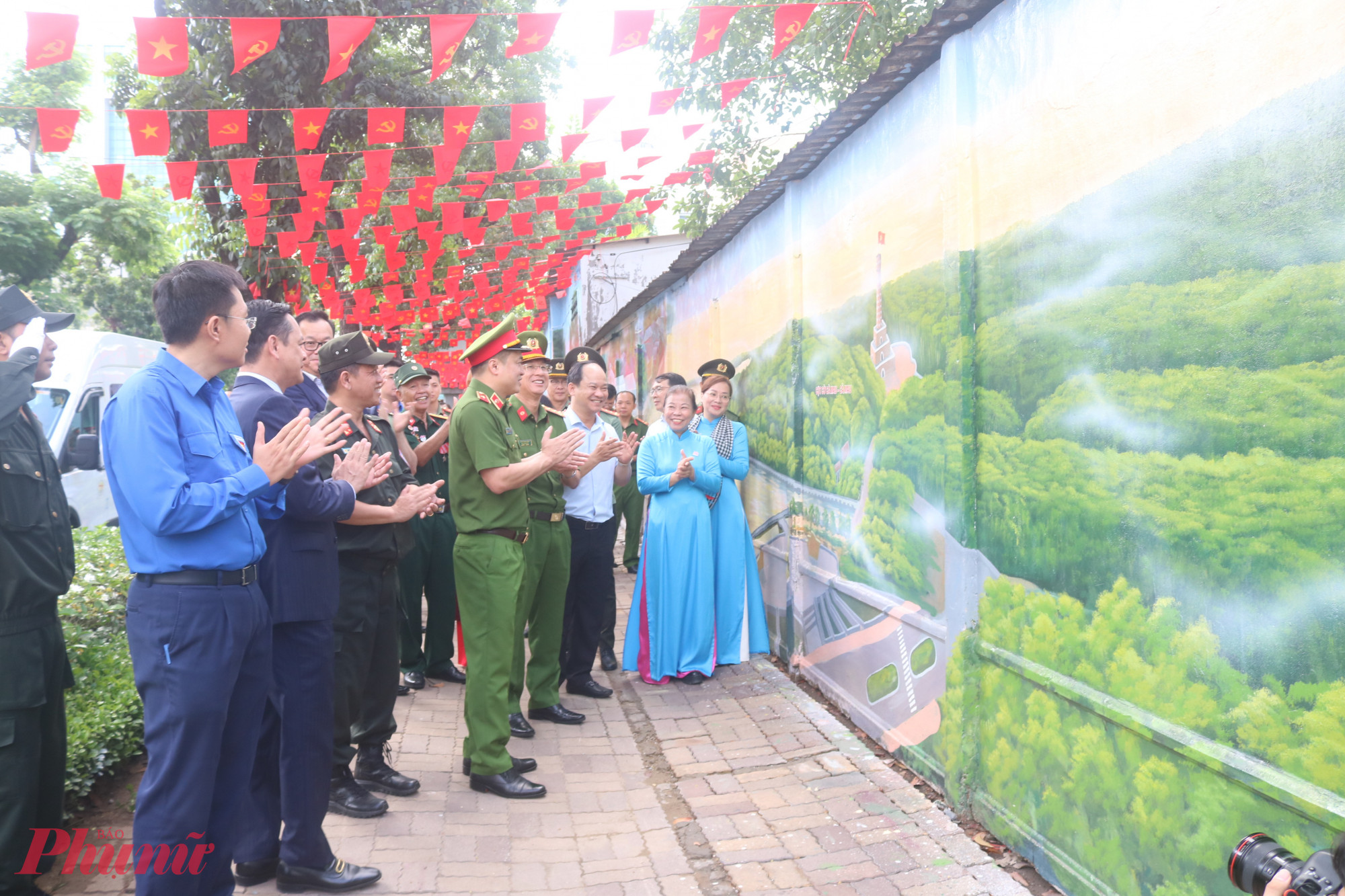 Đại biểu tham quan công trình bích hoạ. 