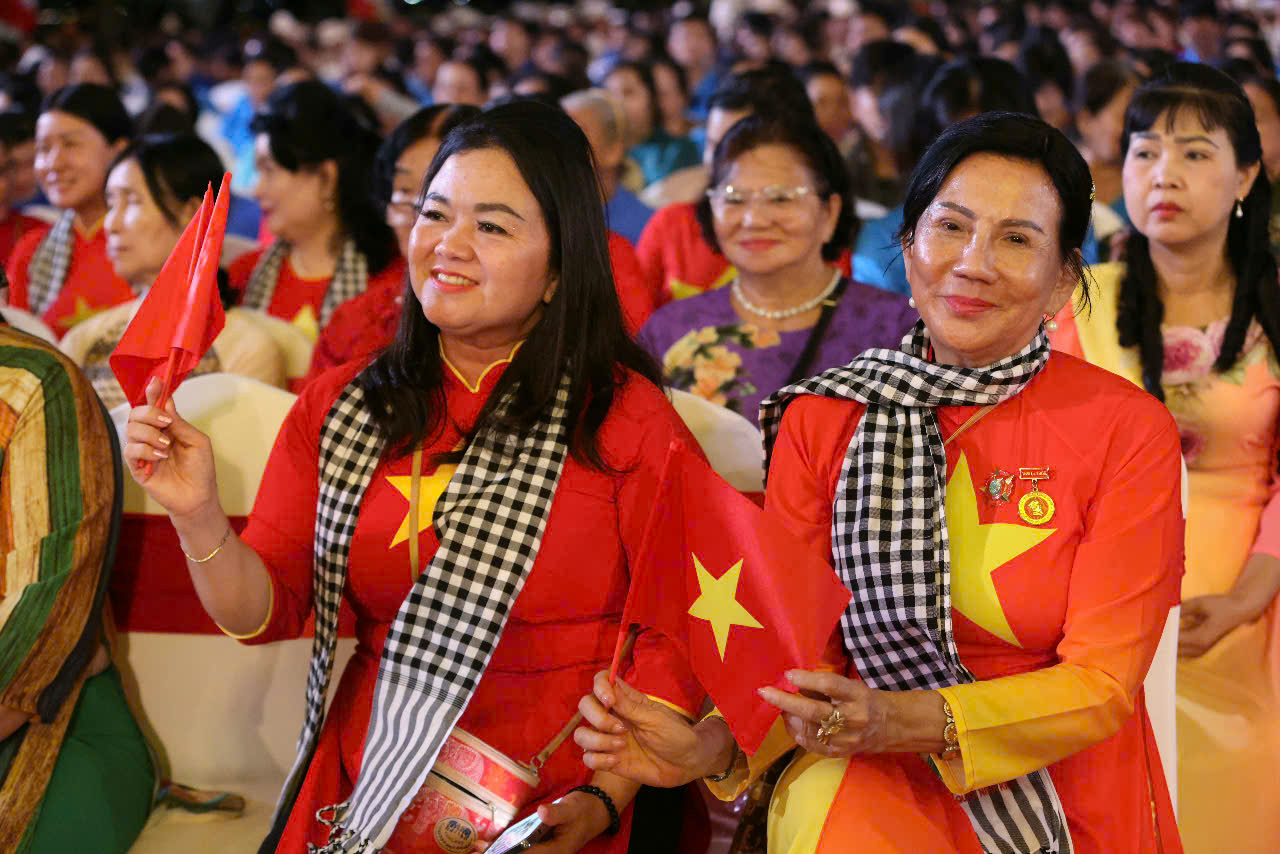 Các đại biểu tham dự lễ kỷ niệm, vui mừng vì sự phát triển của TP Cần Thơ. Ảnh: Trung Phạm