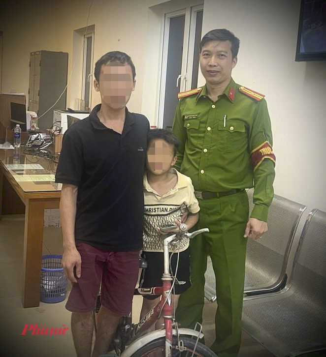 Công an Hà Nội giúp cậu bé lớp 3 đi lạc khi đạp xe từ Hà Nội vào Hồ Chí Minh để xem diễu binh, diễu hành về nhà an toàn. Ảnh: Công an cung cấp.