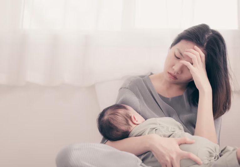 Chăm sóc con nhỏ quả thực là một hành trình đầy gian nan. Ảnh: Freepik