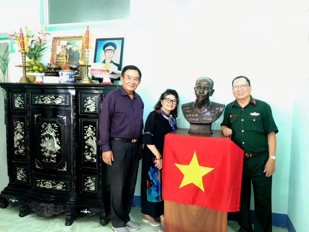 Cựu binh Nguyễn Khắc Nhu với “niềm vinh dự của đời người” Ông Nguyễn Khắc Nhu (bìa phải) tại lễ giỗ Anh hùng phi công Nguyễn Văn Bảy