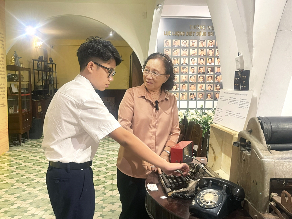 Tình yêu lịch sử sao có thể nuôi lớn bằng điểm số? Trần Trọng Nhân và cựu chiến sĩ Biệt động Sài Gòn Nguyễn Thị Phương bên chiếc máy đánh chữ Olympia - một kỷ vật thời chiến