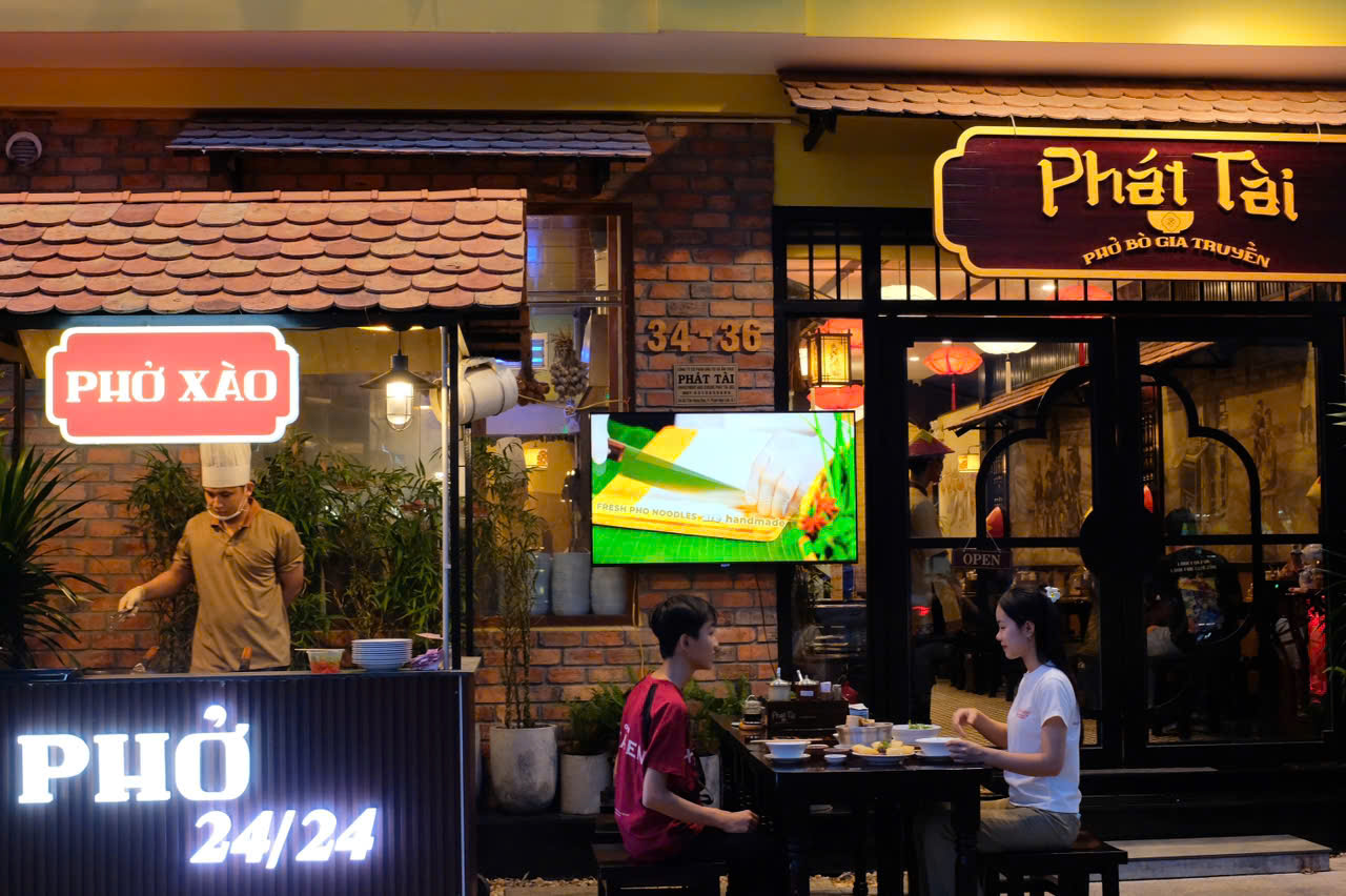 Tọa lạc tại số 34-36 Trần Hưng Đạo, Quận 1, TPHCM, với thời gian mở cửa đến 3 giờ sáng, Phở Phát Tài là địa điểm ăn khuya sau một ngày lang thang hay khám phá Sài Gòn của hội “cú đêm”.