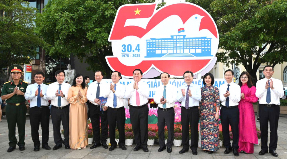 Tham dự buổi lễ có các đồng chí: Nguyễn Trọng Nghĩa, Ủy viên Bộ Chính trị, Bí thư Trung ương Đảng, Trưởng Ban Tuyên giáo và Dân vận Trung ương; Nguyễn Thanh Nghị, Ủy viên Trung ương Đảng, Phó Bí thư Thường trực Thành ủy TPHCM; Phạm Tất Thắng, Ủy viên Trung ương Đảng, Phó Trưởng Ban Tuyên giáo và Dân vận Trung ương; Huỳnh Thành Đạt, Ủy viên Trung ương Đảng, Phó Trưởng Ban Tuyên giáo và Dân vận Trung ương; Phan Xuân Thủy, Phó Trưởng Ban Tuyên giáo và Dân vận Trung ương; Tạ Quang Đông, Thứ trưởng Bộ Văn hóa, Thể thao và Du lịch…
