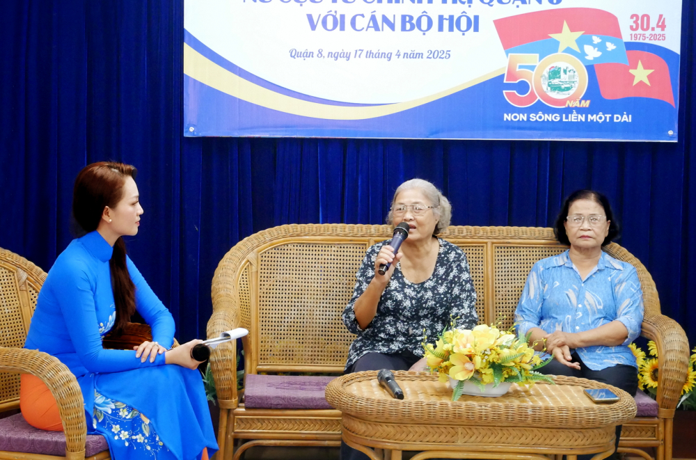Bà Nguyễn Thị Thu (giữa) kể lại những kỷ niệm thời tham gia kháng chiến chống Mỹ với thế hệ cán bộ hội phụ nữ hôm nay - ẢNH: THU LÊ