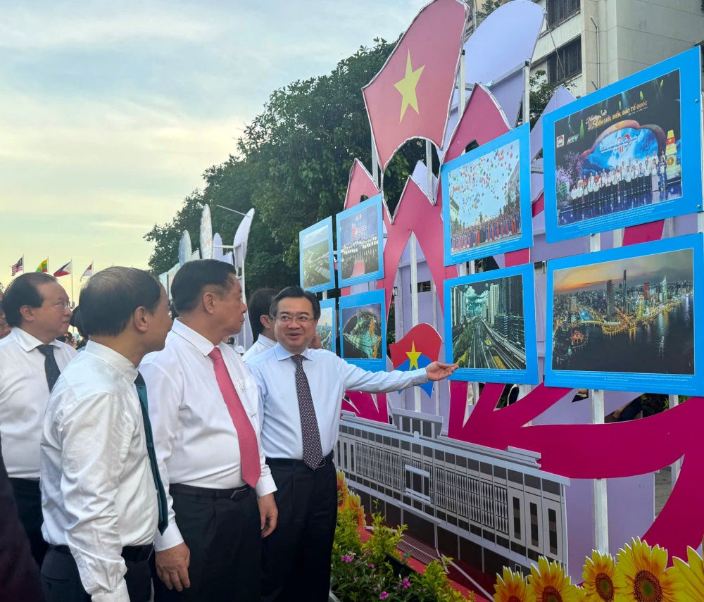 Các đại biểu xem triển lãm.