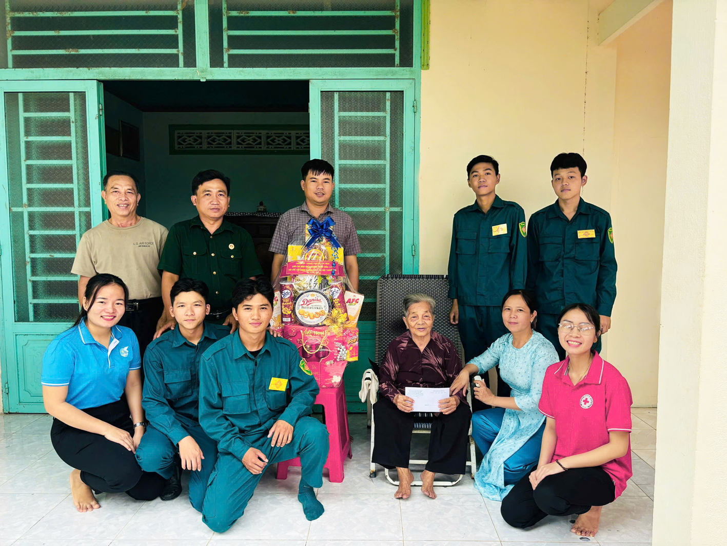 Các đoàn thể xã Thái Mỹ (huyện Củ Chi) đến thăm các Mẹ Việt Nam anh hùng