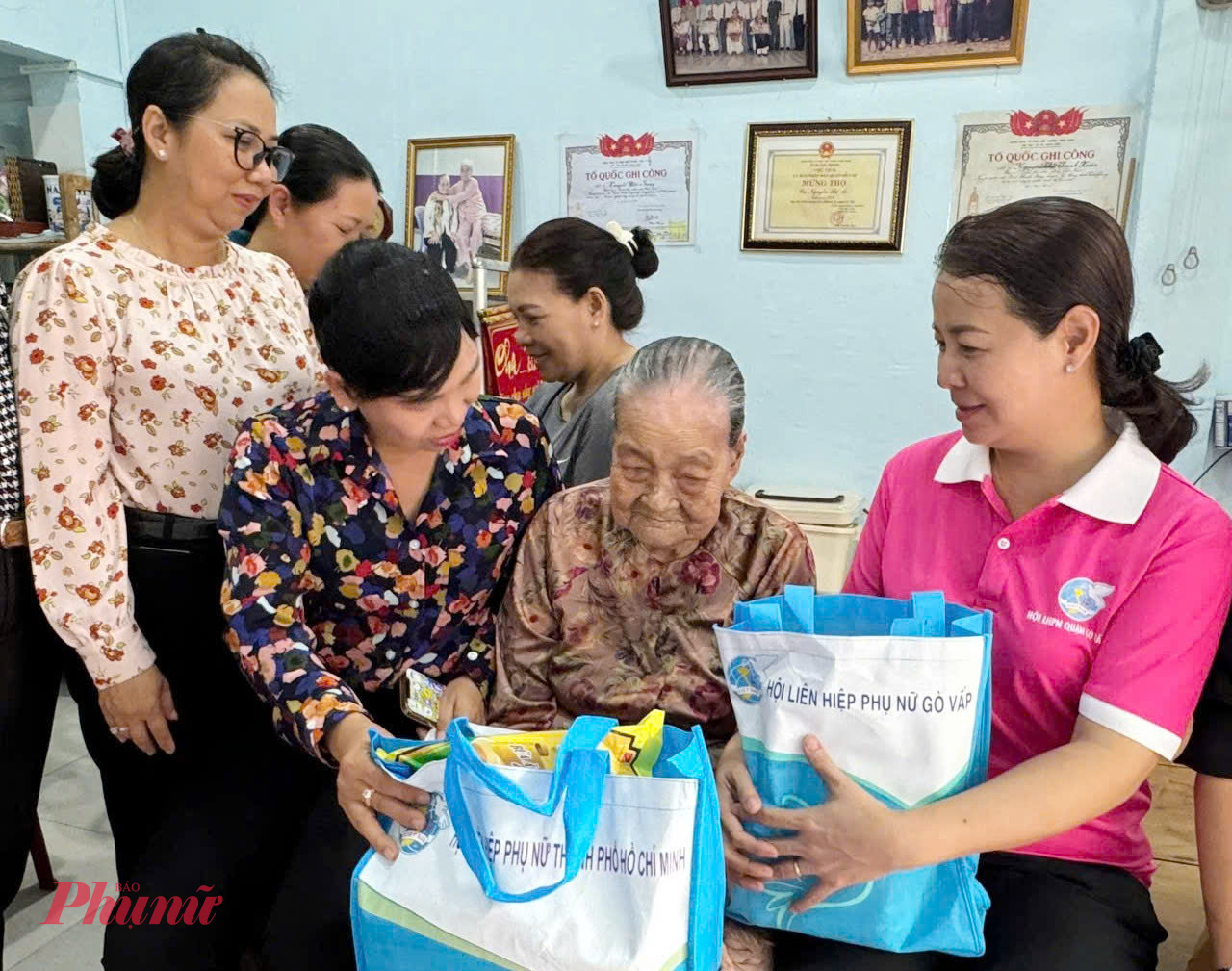 Bà Trần Thị Phương Hoa - Phó chủ tịch Hội LHPN TPHCM, làm trưởng đoàn - đã đến thăm hỏi, bày tỏ lòng tri ân đến các Mẹ Việt Nam Anh hùng Nguyễn Thị Ai tại quận Gò Vấpnhân kỷ niệm 50 năm Ngày Giải phóng miền Nam, thống nhất đất nước.