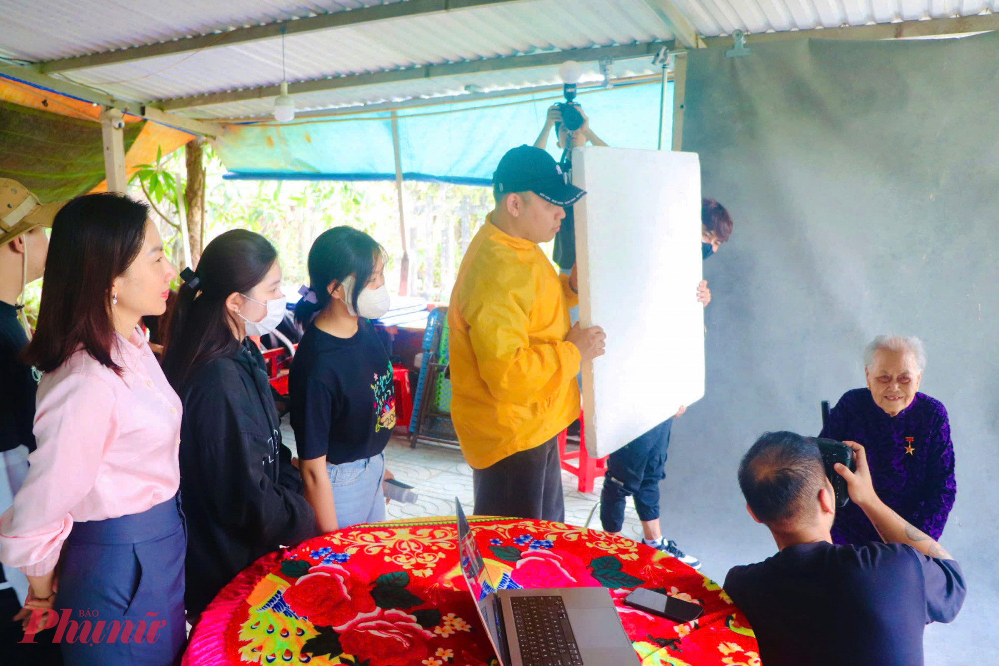 Đoàn Hội LHPN TPHCM cùng ekip đoàn, đến từng nhà Mẹ Việt Nam anh hùng, tổ chức chụp ảnh, lưu lại những khoảnh khắc đẹp nhất cho các Mẹ VNAH. Công tác tổ chức thực hiện chương trình rất chu đáo