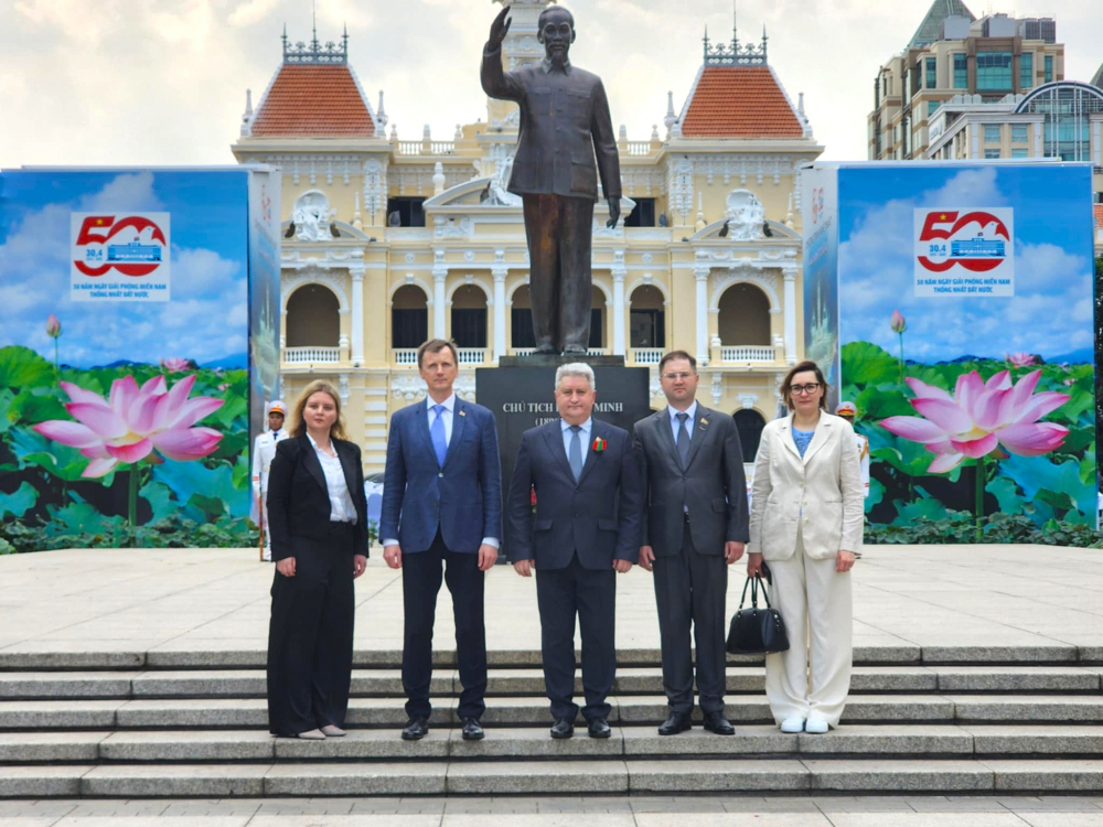 Phái đoàn ngoại giao Belarus chụp ảnh lưu niệm