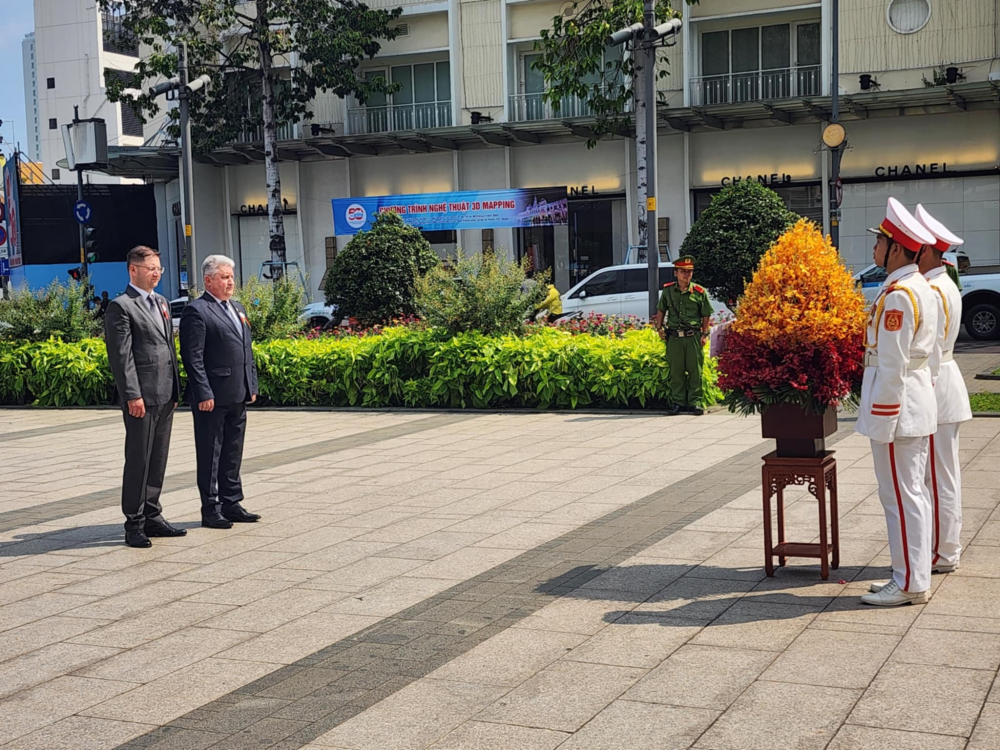 Phó Chủ tịch Hạ viện Belarus Ipatau Vadzim (phải) và thành viên phái đoàn ngoại giao đến dâng hoa tượng đài Chủ tịch Hồ Chí Minh
