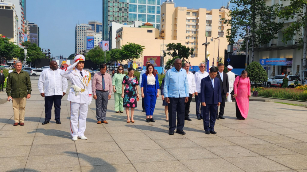 Đoàn đại biểu cấp cao Cuba cùng lãnh đạo thành phố dành phút mặc niệm trước tượng đài Chủ tịch Hồ Chí Minh. Đoàn đại biểu cấp cao Cuba sẽ tham dự Lễ kỷ niệm 50 năm Giải phóng miền Nam, Thống nhất đất nước