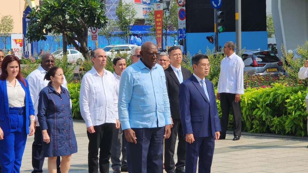 Đoàn đại biểu cấp cao Cuba do ông Salvador Valdes Mesa - Ủy viên Bộ Chính trị đảng Cộng sản Cuba, Phó Chủ tịch nước Cộng hòa Cuba – dẫn đầu đến dâng hoa tượng đài Chủ tịch Hồ Chí Minh