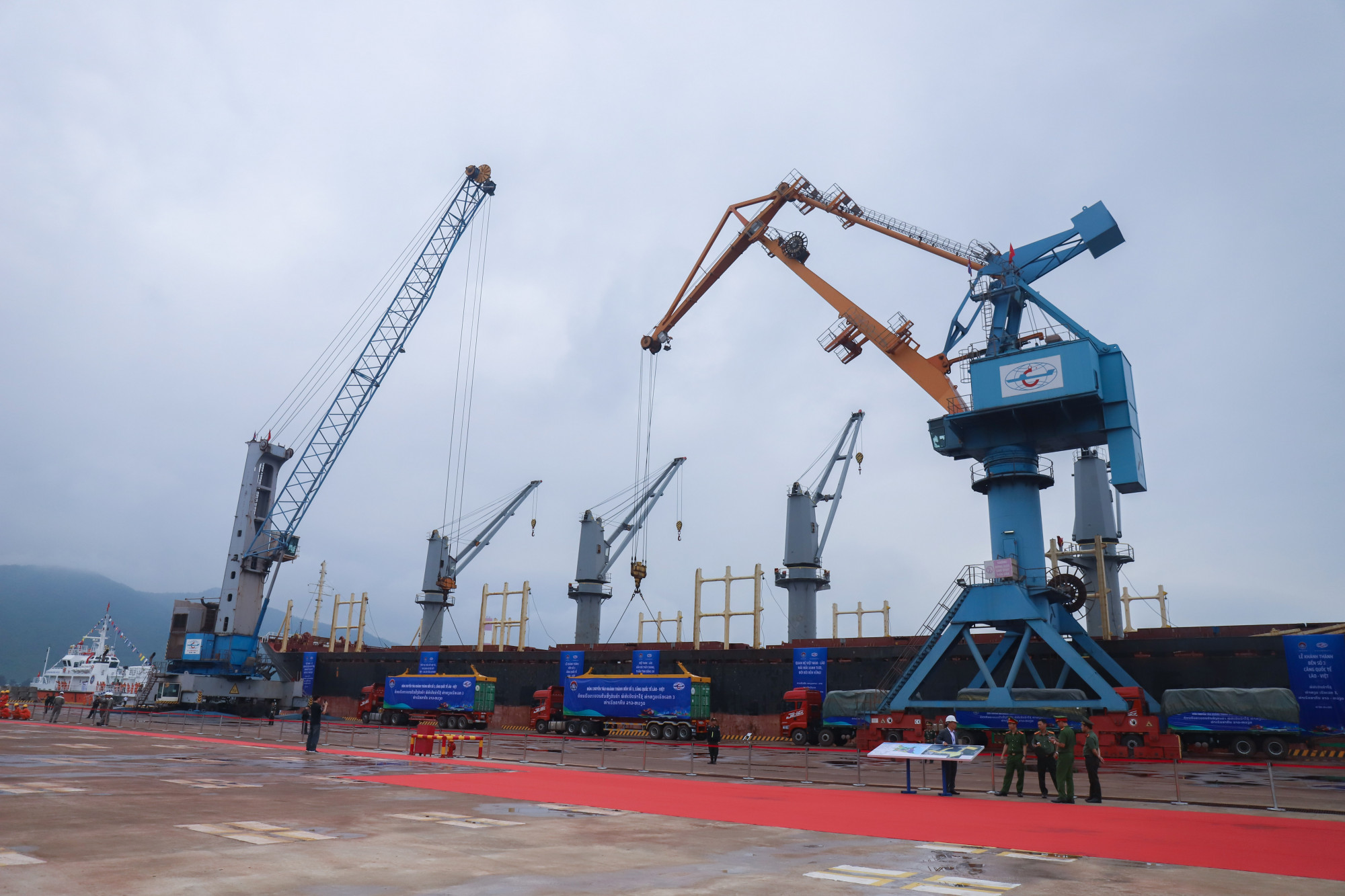 Bến số 3 có chiều dài 225m, khả năng tiếp nhận tàu chở hàng tổng hợp trọng tải đến 45.000 DWT - Ảnh: Khánh Trung