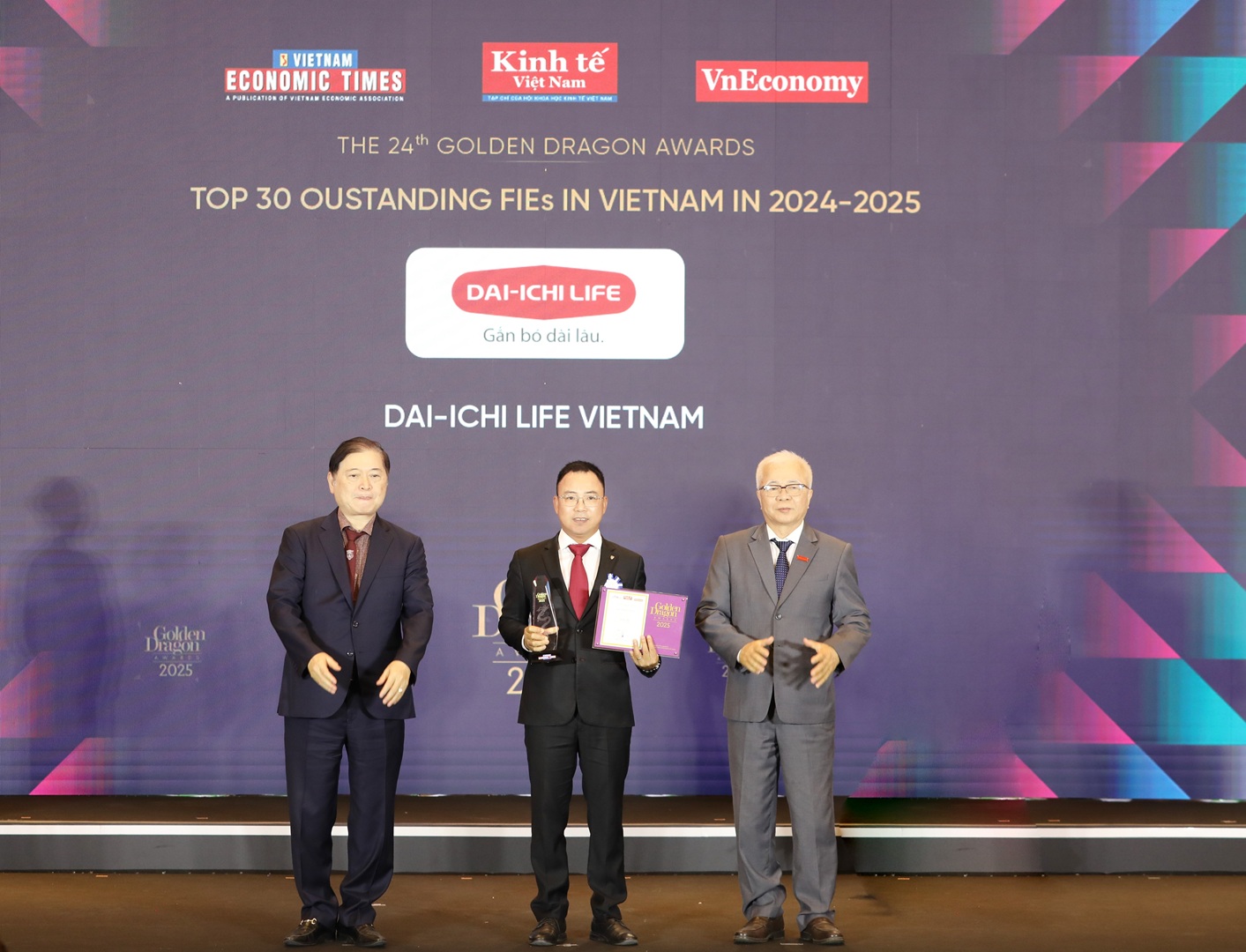 Đại diện Dai-ichi Life Việt Nam nhận Giải thưởng Rồng Vàng - Ảnh: Dai-ichi Life Việt Nam