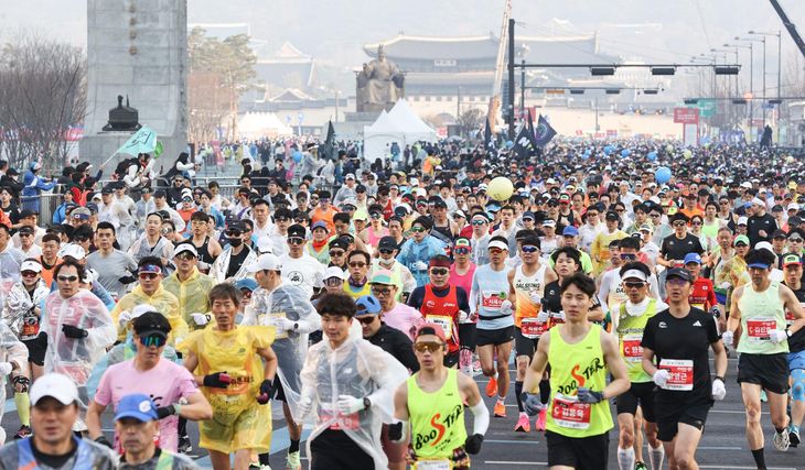 Các vận động viên tham gia Giải chạy Marathon Seoul 2023 tại Quảng trường Gwanghwamun ở Quận Jongno, trung tâm Seoul - Ảnh: Yonhap