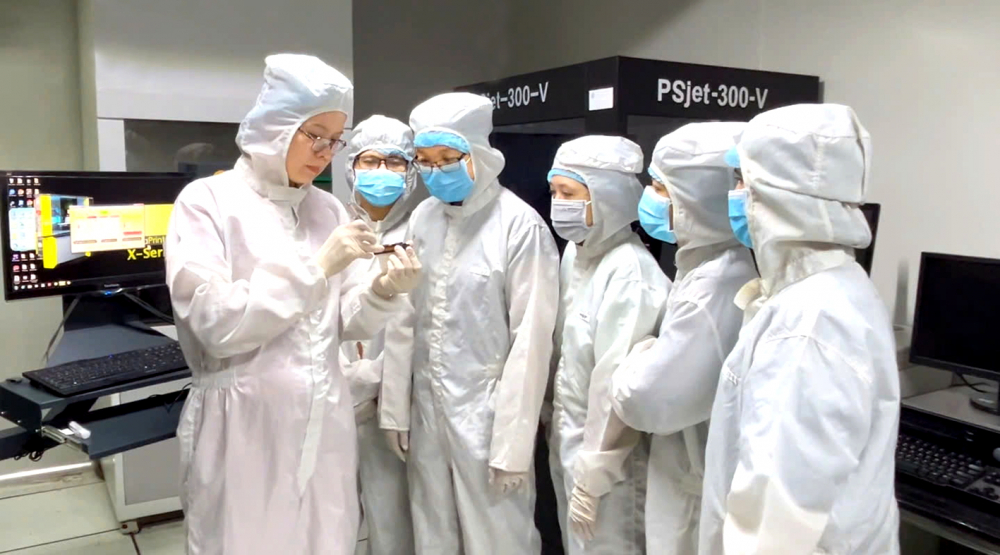 Phó giáo sư,tiến sĩ Đặng Thị Mỹ Dung (bìa trái) - Phó viện trưởng Viện Công nghệ Nano, Đại học Quốc gia TPHCM - hướng dẫn sinh viên nghiên cứu khoa học
