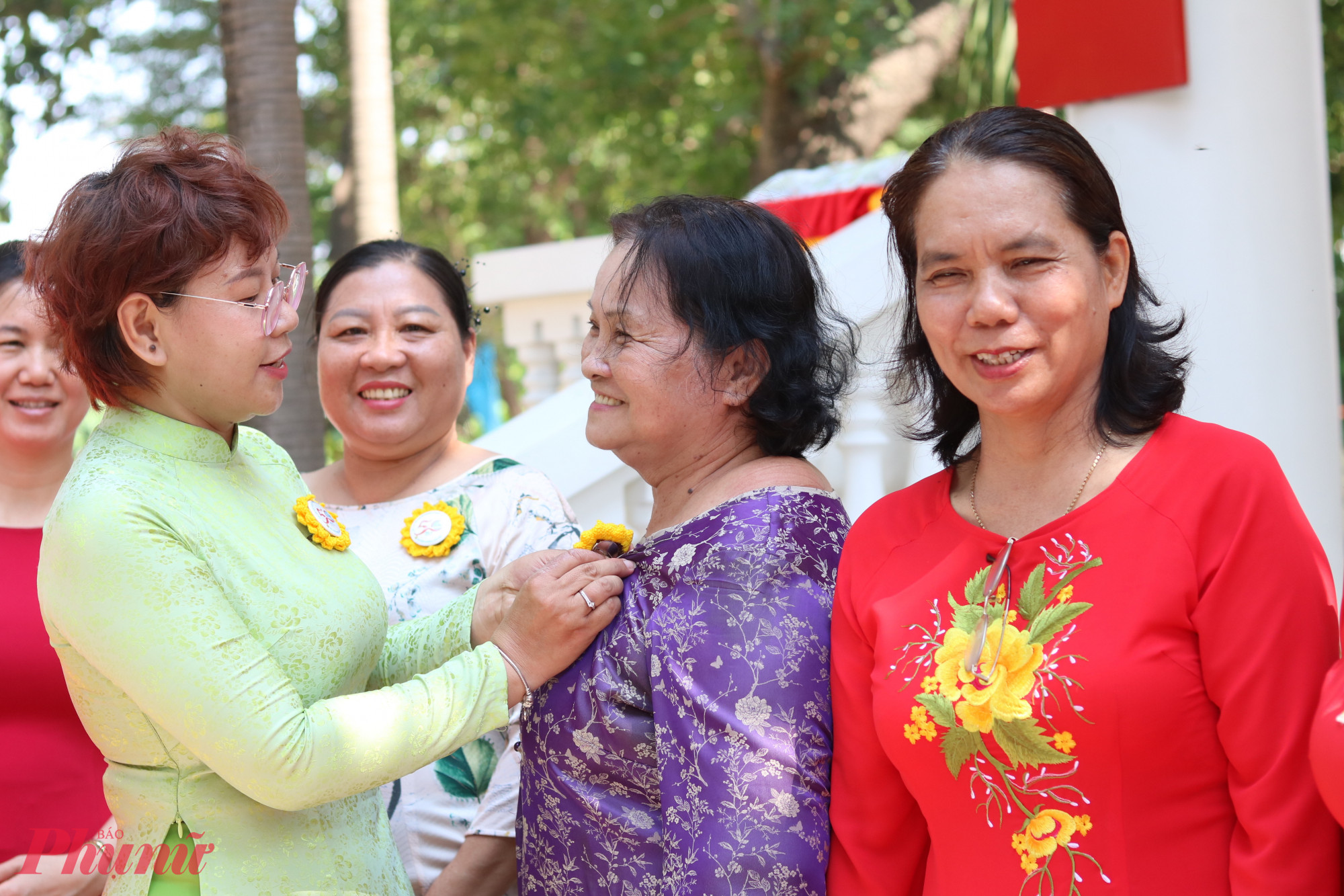 Chị Nguyễn Thị Phương Quyên – Chủ tịch Hội LHPN phường Phước Long B – trao tặng huy hiệu cho cán bộ, hội viên phụ nữ phường.