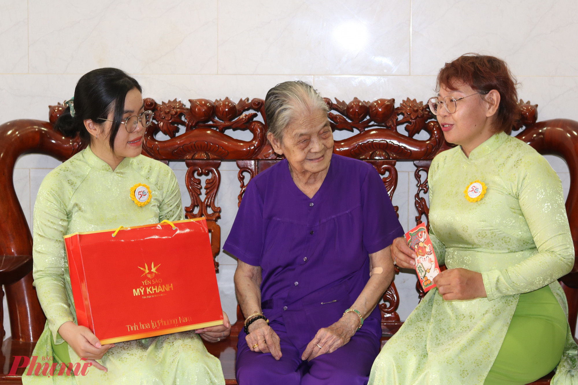 Hội LHPN phường Phước Long B đến nhà thăm, tặng quà tri ân dì Phạm Thị Ngày, một nữ cựu tù chính trị năm nay đã 93 tuổi. Dì Ngày làm công tác phụ nữ khi còn rất trẻ, sau thời gian bị bắt giam, tra tấn ở khám Chí Hoà trở về, dì tiếp tục hoạt động cách mạng. Con trai lớn của dì đã hy sinh trong kháng chiến chống Mỹ cứu nước. 